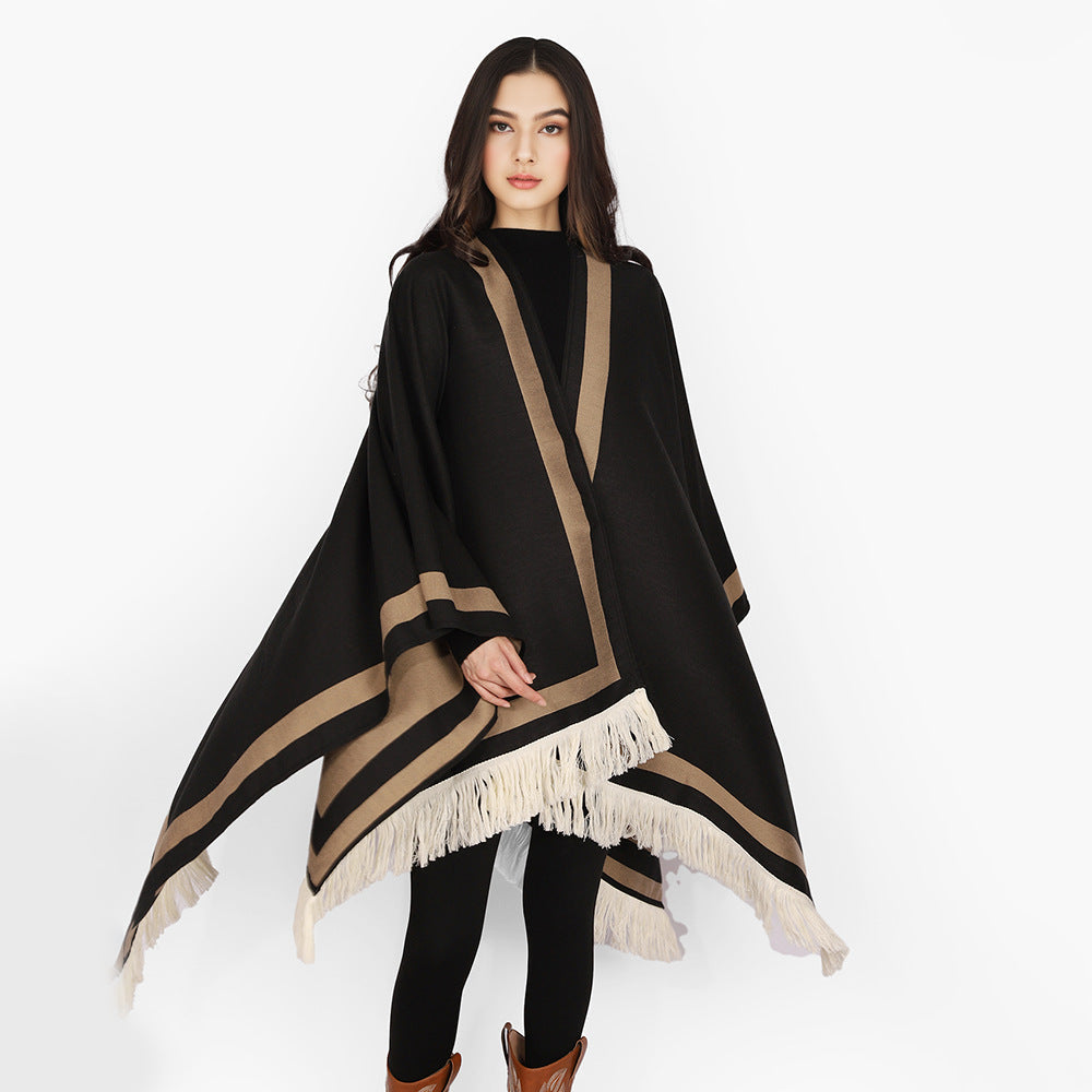 Dam quiltad oversized capeponcho i kimono skärning med kontrast kant och fransfåll