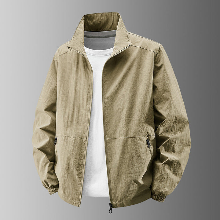 Herr ventilerande lätt windbreaker med ståkrage, elastiska muddar och dold dragkedjaed fickor
