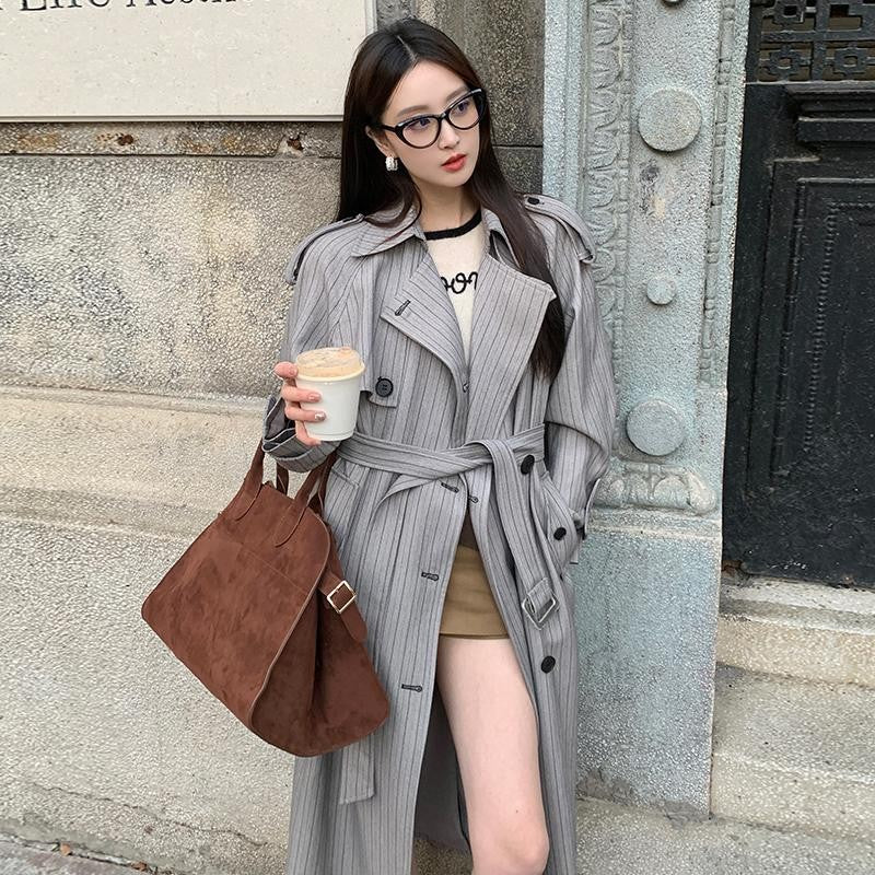 Dam lång Pinstripe trenchcoat med knytband Shoulder Straps och Flared fåll