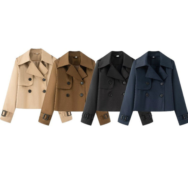 Dam Kort Dubbel-Breasted Trenchcoat med Breda Slag och Adjustable Muddar