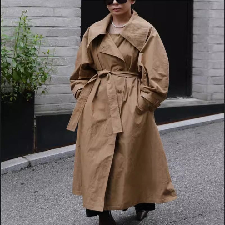 Dam Voluminous trenchcoat i Oversize look med bred Waterfall krage och Waist Tie bälte