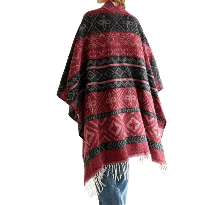 Dam Oversize Cape med woven diamond jacquard, V-neck och fransfåll