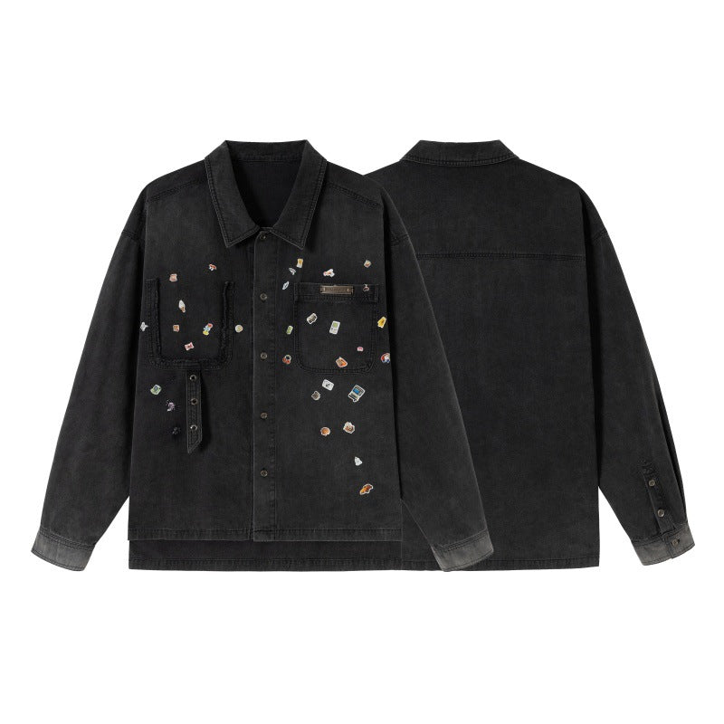 Herr overshirt tillverkad av denim med applicerade pin patchar och slitna detaljer