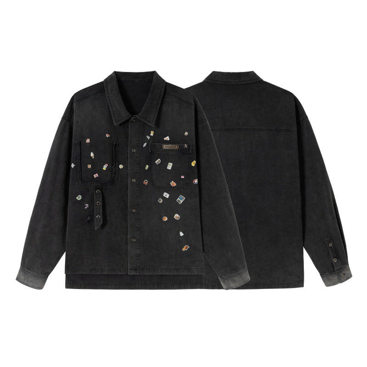 Herr overshirt tillverkad av denim med applicerade pin patchar och slitna detaljer