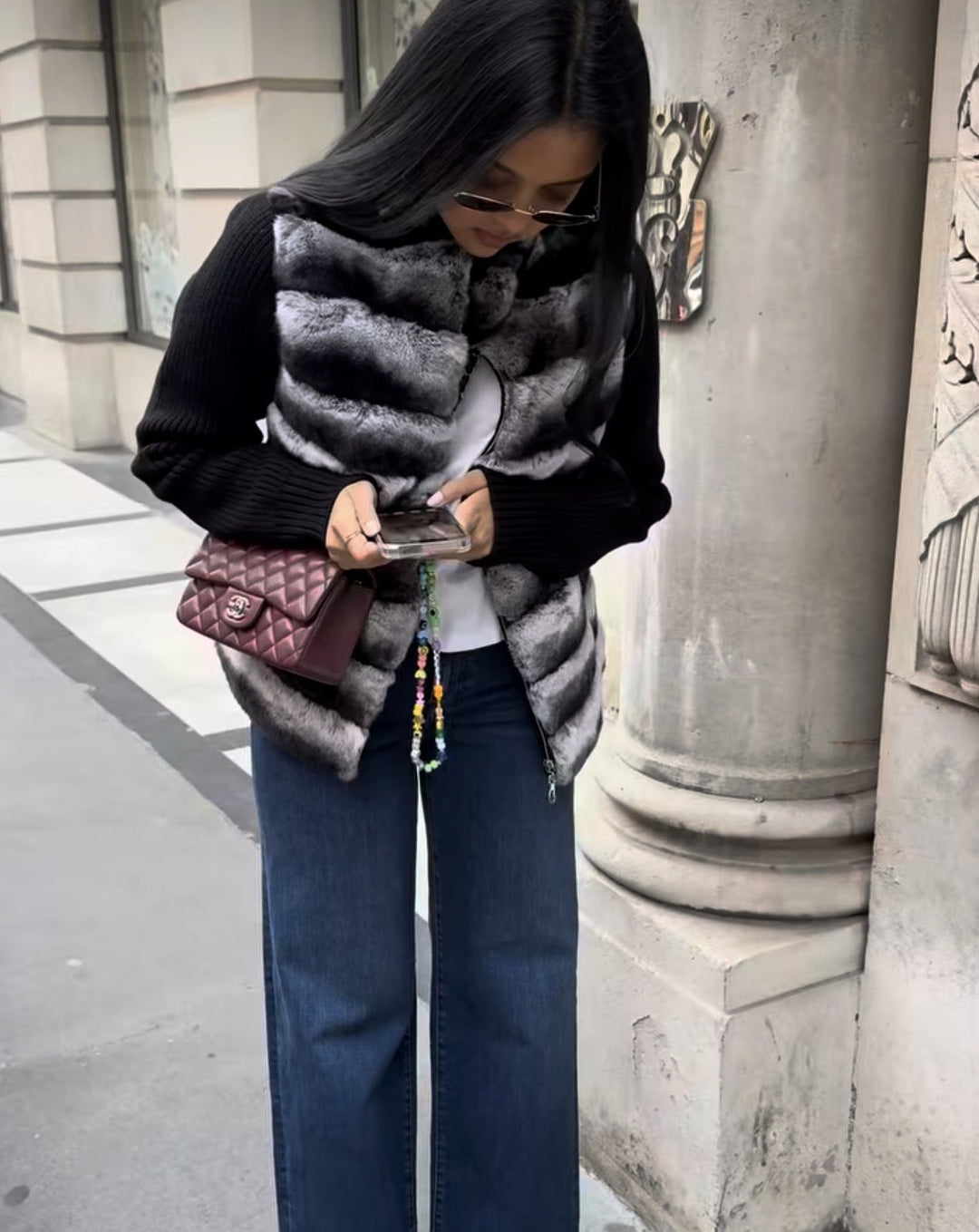 Dam 100+ Kort Faux Fur Väst med Randig Fur Look, Integrated Ribbed Stickad Ärmar och Stå Krage