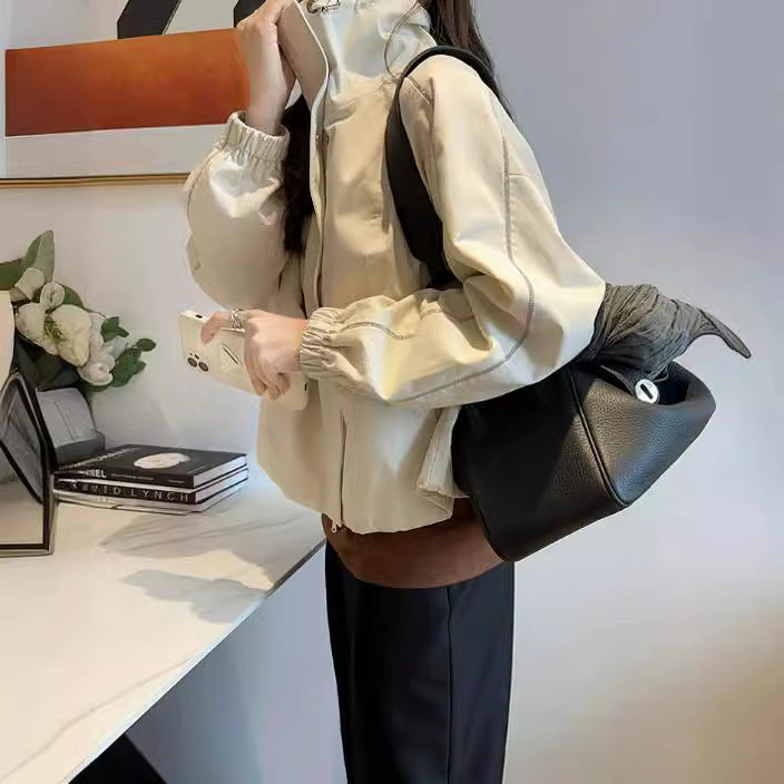 Dam Fashion övergångsjacka med hög krage och stängning med tryckknappars