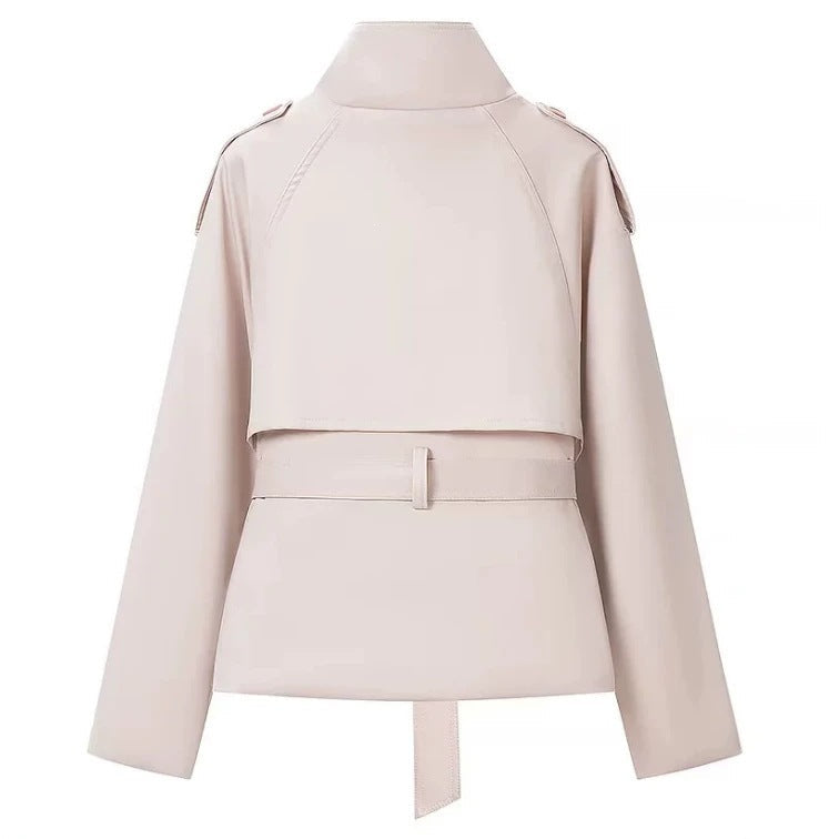 Dam kort trenchcoat in boxig skärning med Stand krage, Epaulettes och midjebälte
