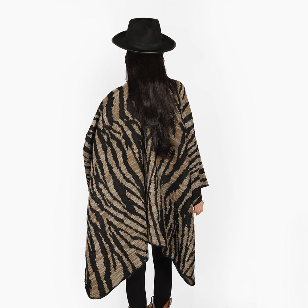 Dam Rectangular Ruana-Overlay med Extravagant Animal-Jacquard och Open Draping