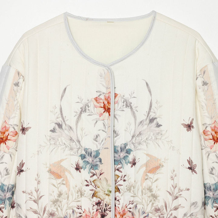 Dam Vadderad Kort Jacka med Blommig Allover Tryck och Round Neckline
