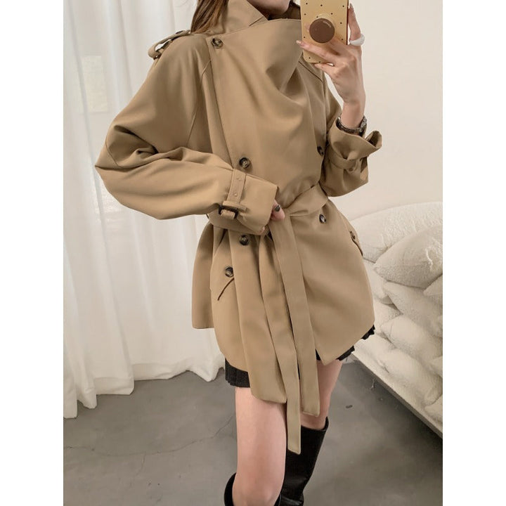 Dam kort trenchcoat in a boxig skärning med a hög standing krage och justerbar midjebälte