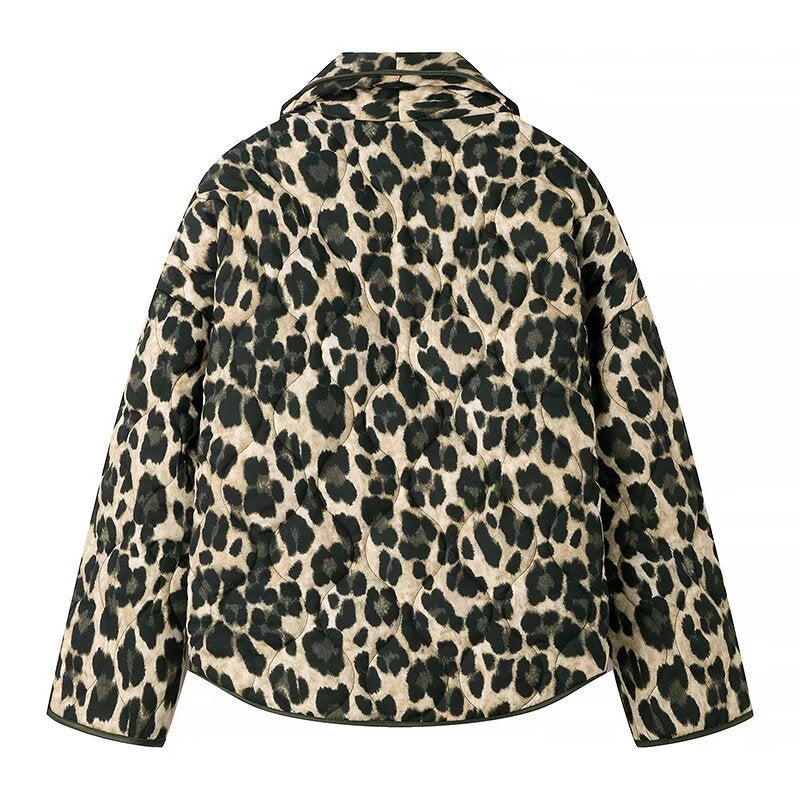 Dam vadderad kort jacka in Leopard tryck med Shawl krage och utanpåfickor