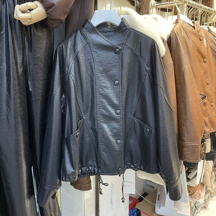 Dam kort läder jacka med textured grain, ståkrage, och dragsko waistband