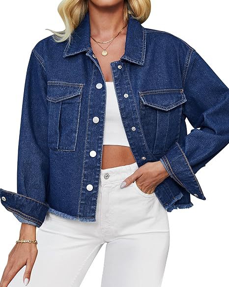 Dam kort oversize denimjacka med raw fåll och patch bröstfickor