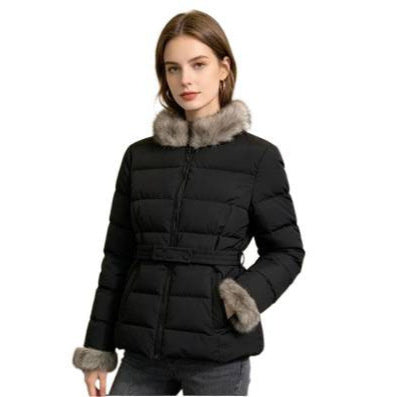 Dam kort skräddad vinter kviltad jacka med removable faux fur krage, tonal midja straps och dold två-way dragkedja