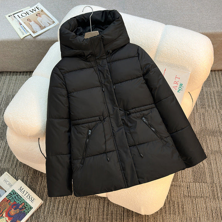 Dam nano kort vadderad hooded jacka med high standing krage, drawstring och diagonal dragkedja pocket design