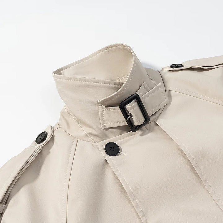 Dam kort trenchcoat med ståkrage, axel flaps och midjebälte