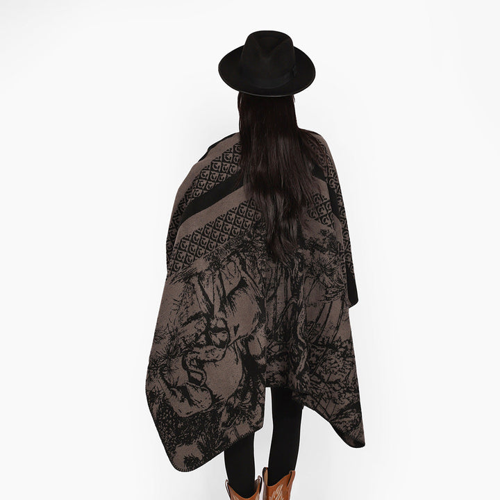 Dam jacquard stickad cape med ståkrage och graphic forest design