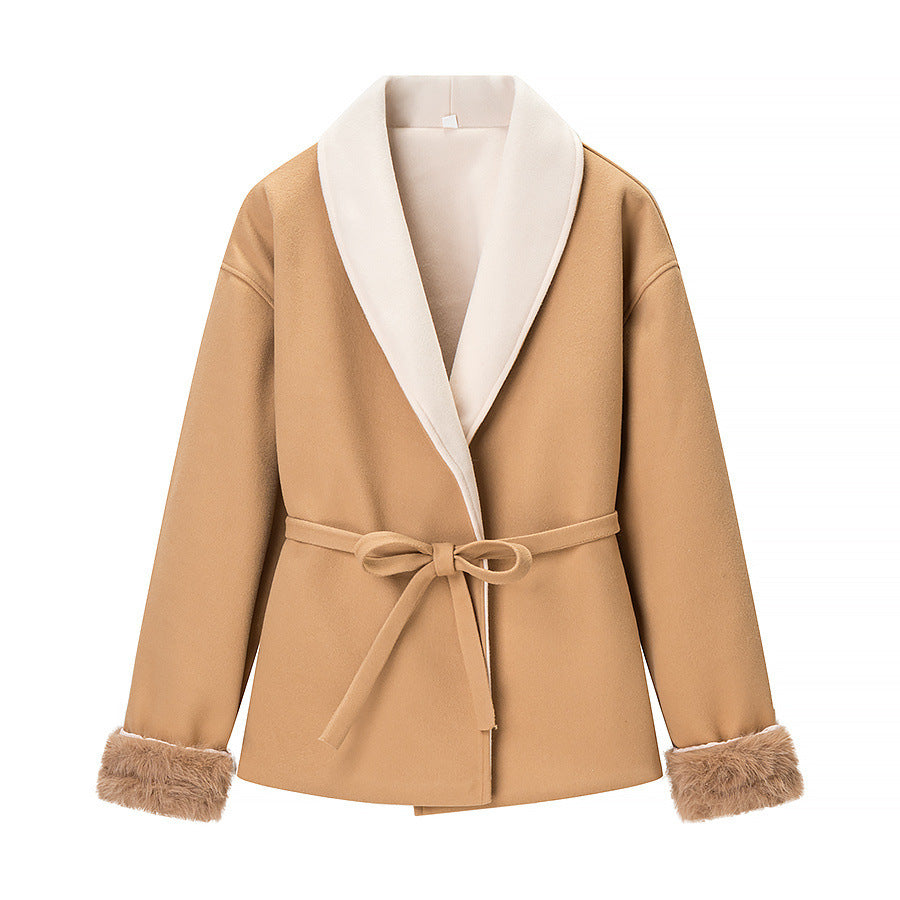 Dam Kort Tailored Jacka med Shawl Krage, Tie Belt, och Faux Fur Muddar