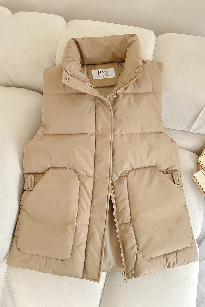 Dam vadderad sleeveless utilityväst med high ståkrage, stor flap fickor och side adjustment buckles