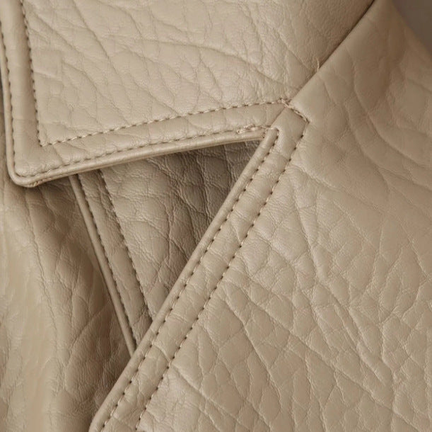 Dam Kort Jacka Tillverkad av Faux Läder med A Double-Breasted Knapp Knäppning, Wide Lapels, och Gathered Waistband
