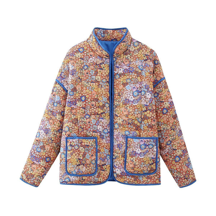 Dam quiltad kort jacka med floral alla-över tryck, light vaddering, ståkrage, och påsydda fickor