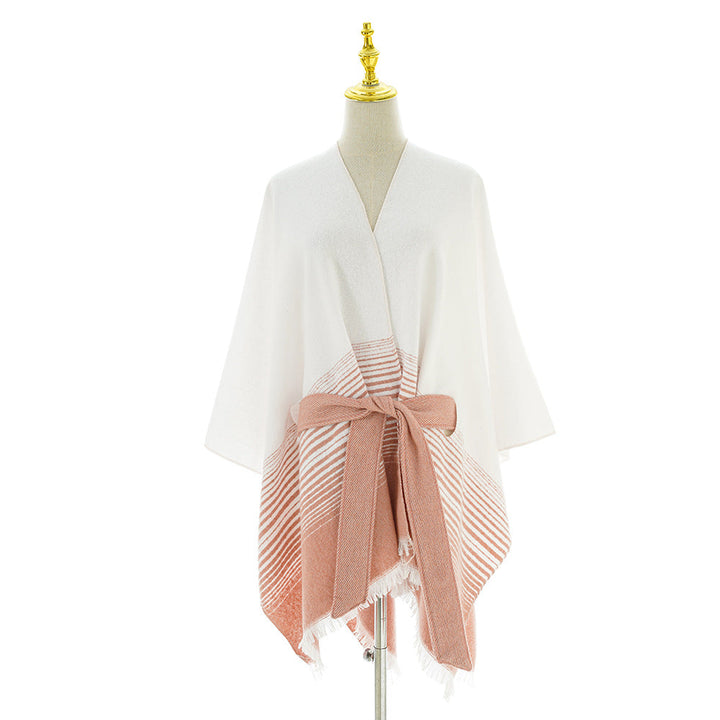 Dam wrap poncho tillverkad av fine stickad med tie bälte och fringed fåll