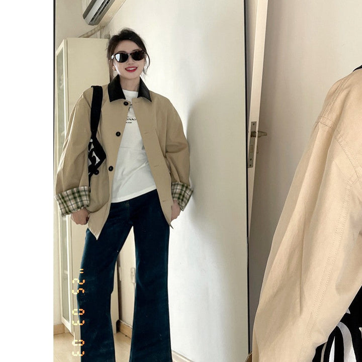 Dam kort trenchcoat in oversize skärning med kontrast krage och checked mudd