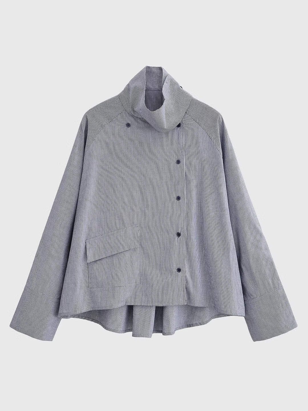 Dam lätt oversize skjortjacka med hög funnel krage och asymmetrical knappslå