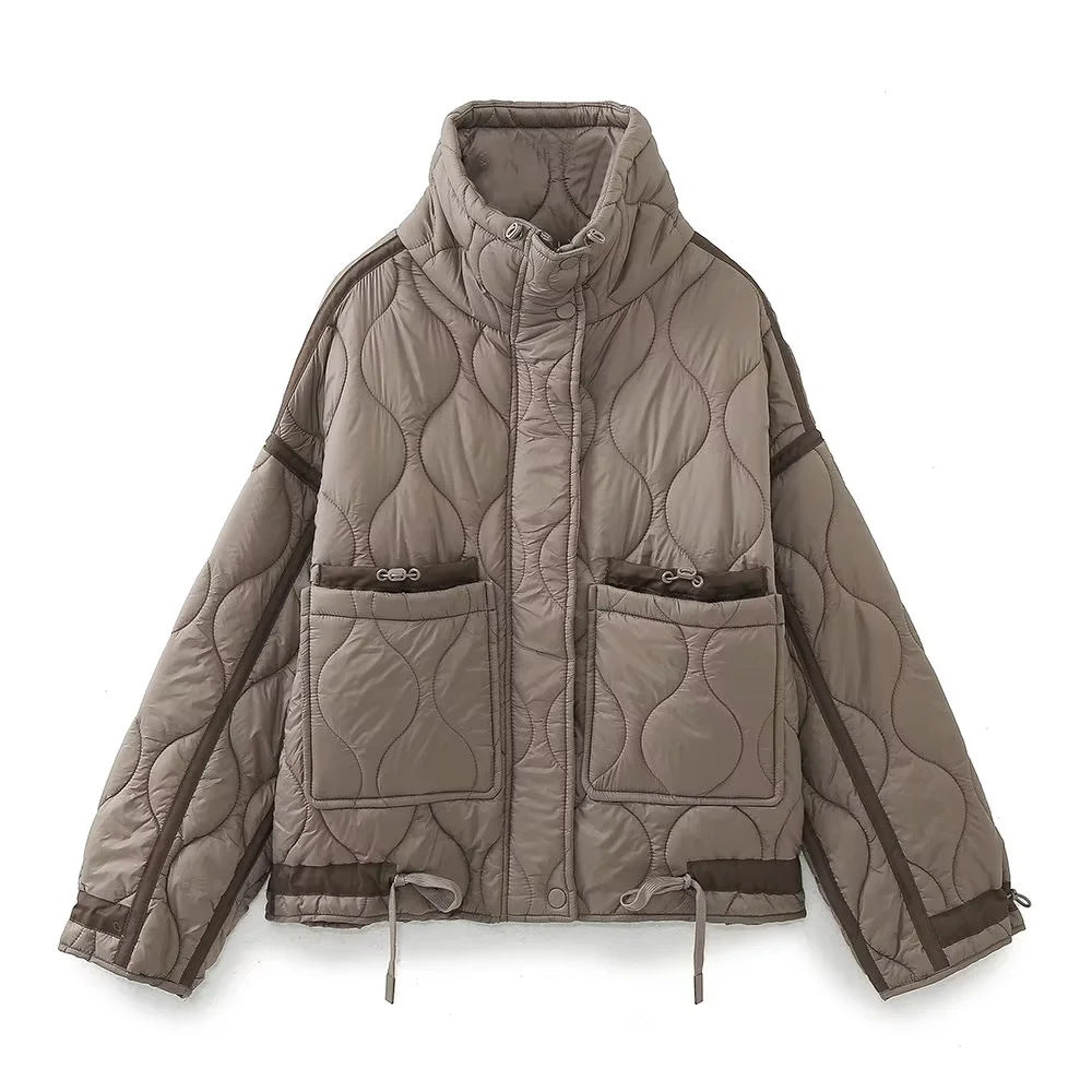 Dam quiltad kort jacka med high ståkrage, drawstring fåll och stor påsydda fickor