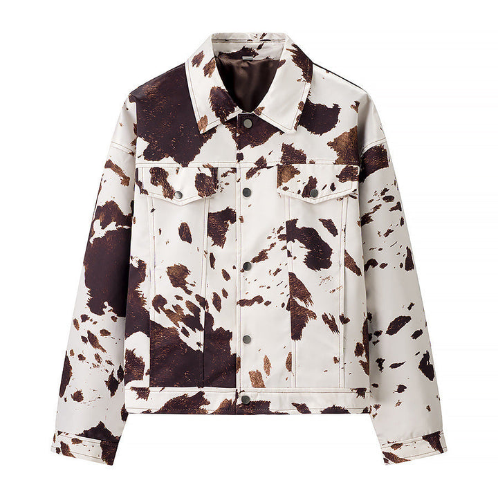 Dam kort trucker jacka med distinctive cow tryck, boxy skärning och applied breast fickor