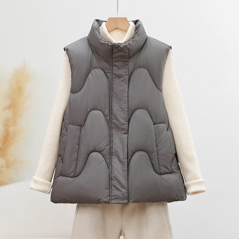 Dam sleeveless quiltad väst med high polo krage och ergonomic arc quiltning