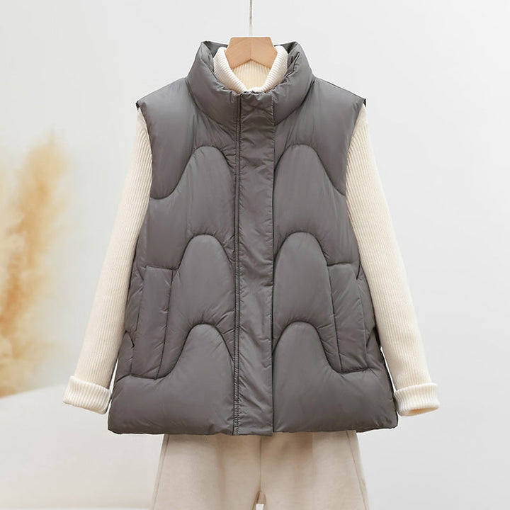 Dam sleeveless quiltad väst med high polo krage och ergonomic arc quiltning