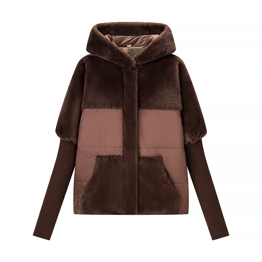 Dam kort kviltad med huva jacka med voluminous faux fur trim och oversize silhuett