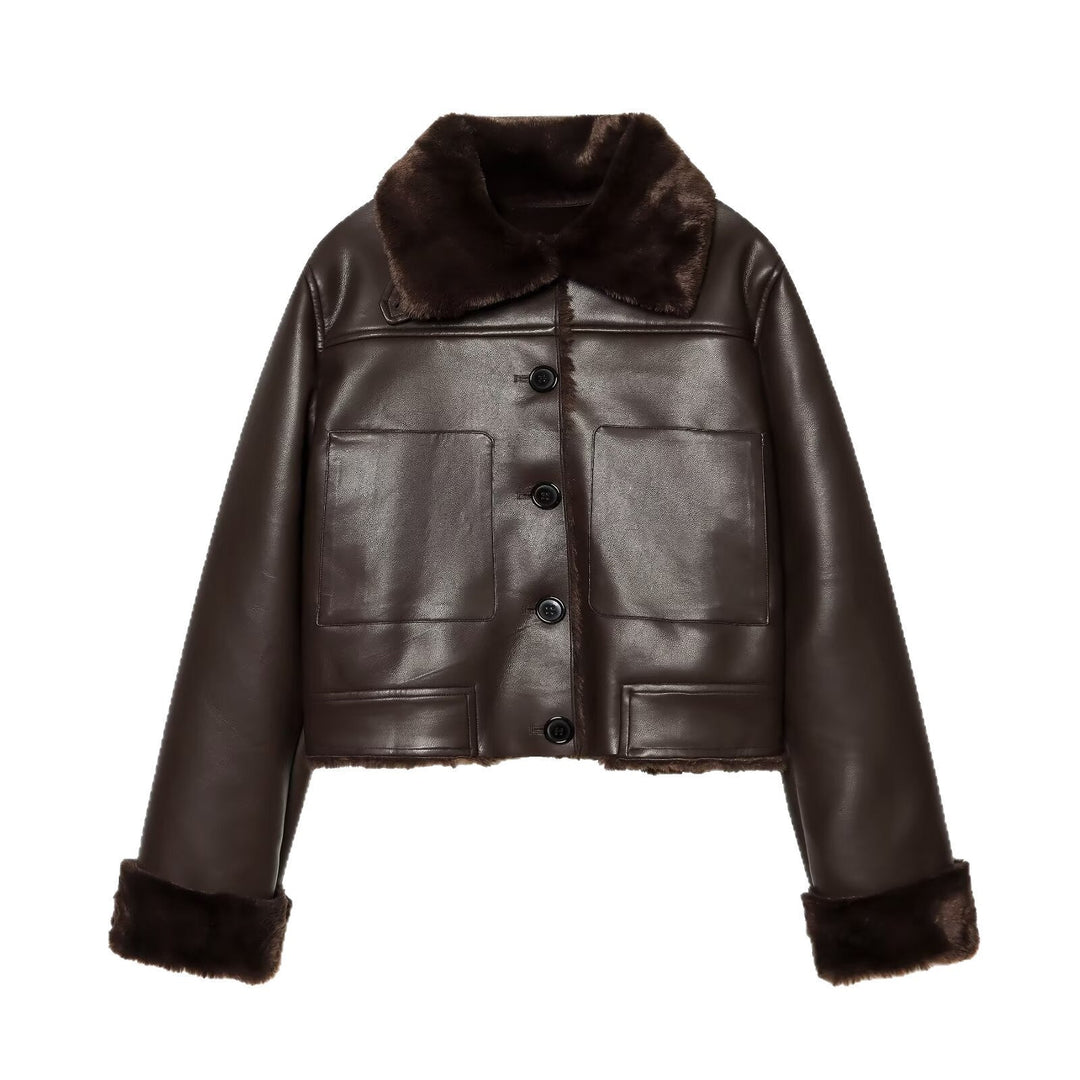 Dam kort jacka in lambskin look med fur krage, utanpåfickor och knappslå