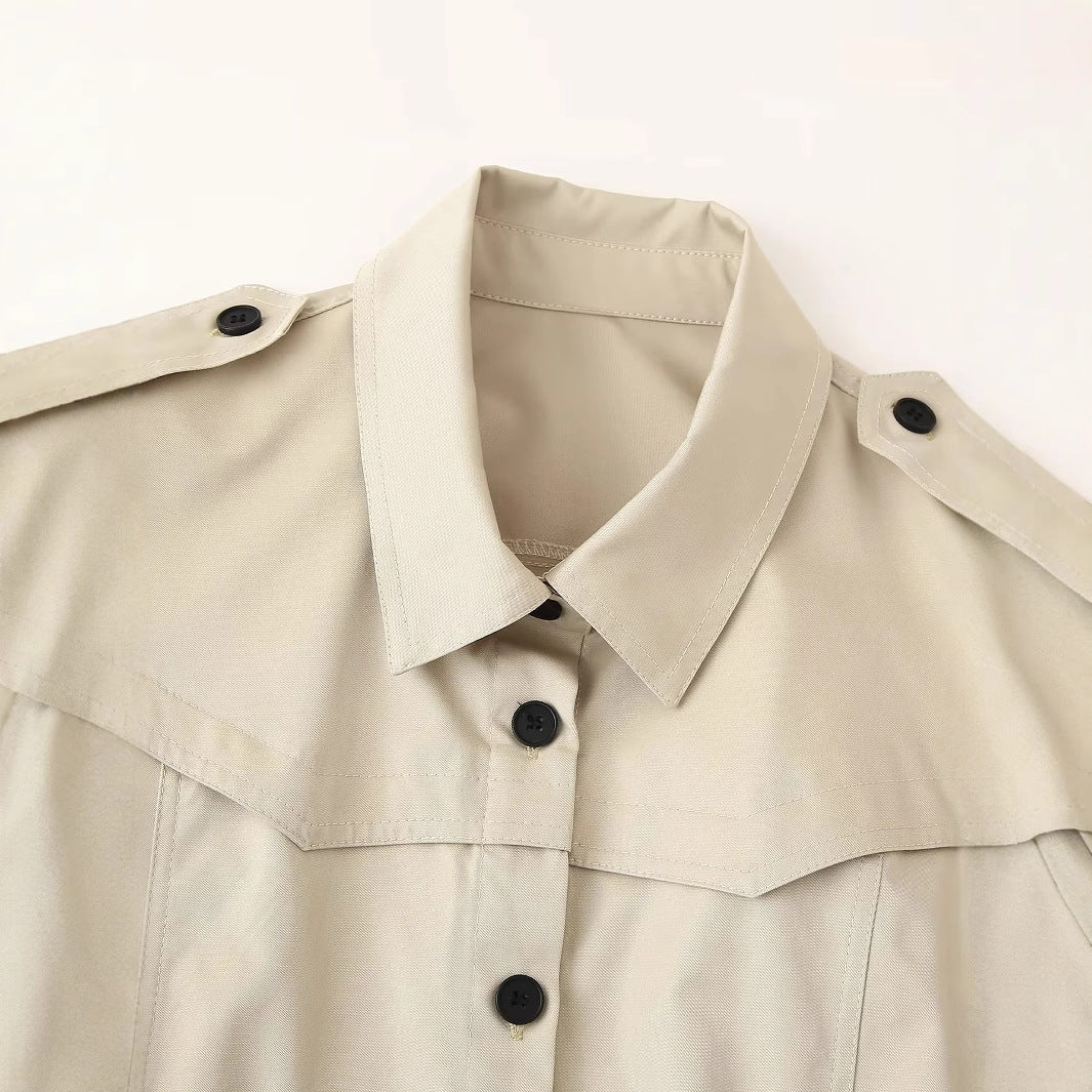 Dam longer figursydd trenchcoat med midjebälte, axel epaulettes, och continuous knäppning