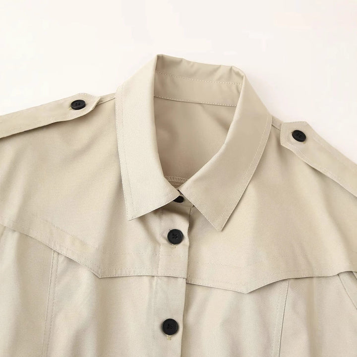 Dam longer figursydd trenchcoat med midjebälte, axel epaulettes, och continuous knäppning