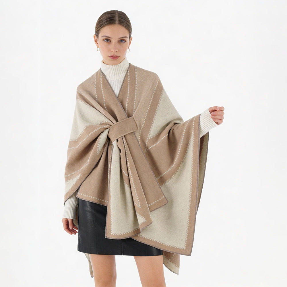 Dam Oversize Cape tillverkad av Jacquard stickad med tie loop