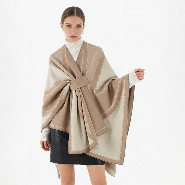 Dam Oversize Cape tillverkad av Jacquard stickad med tie loop