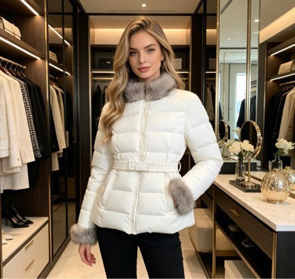 Dam kort skräddad vinter kviltad jacka med removable faux fur krage, tonal midja straps och dold två-way dragkedja