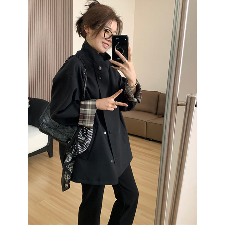 Dam kort trenchcoat in oversize boxig skärning med standing krage och rutig ärm turn-up