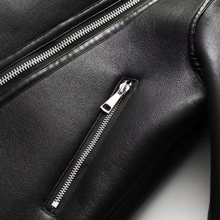 Dam figurnära bikerjacka i lambskin look med asymmetrisk dragkedja