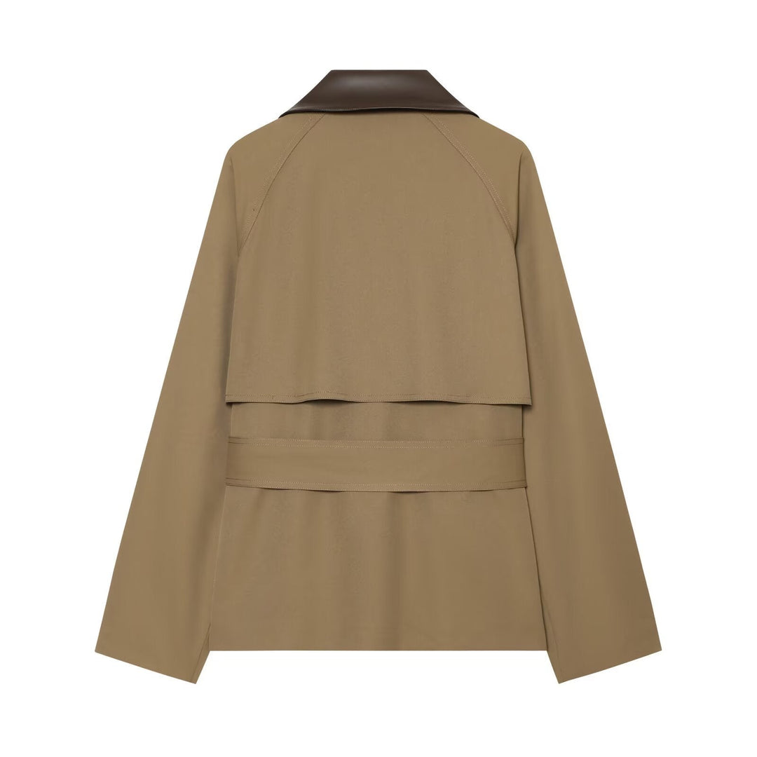 Dam Kort Skärning Trenchcoat med Contrasting Läder Krage och Waist Belt