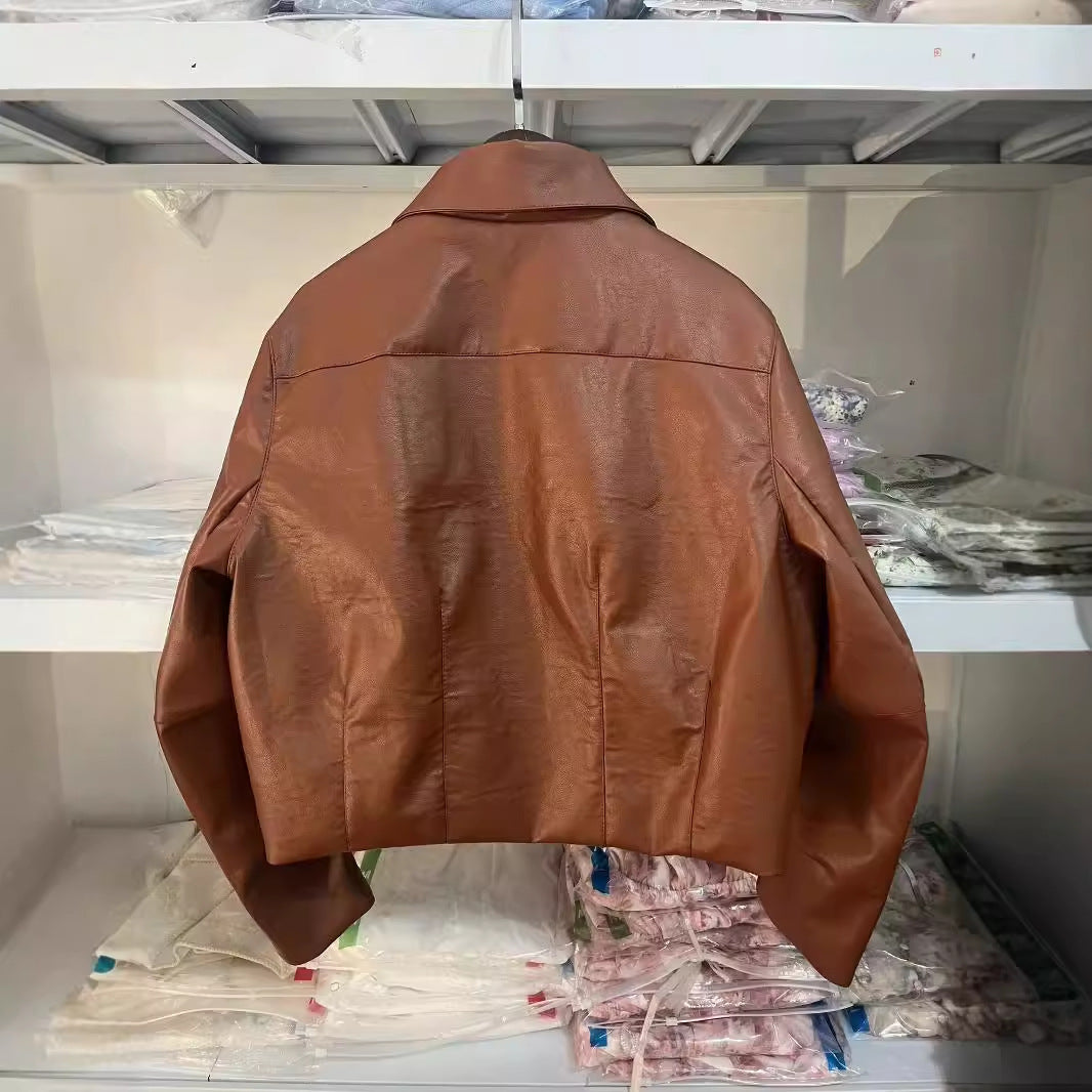 Dam figurnära konstläderjacka i blouson stil med skjortkrage