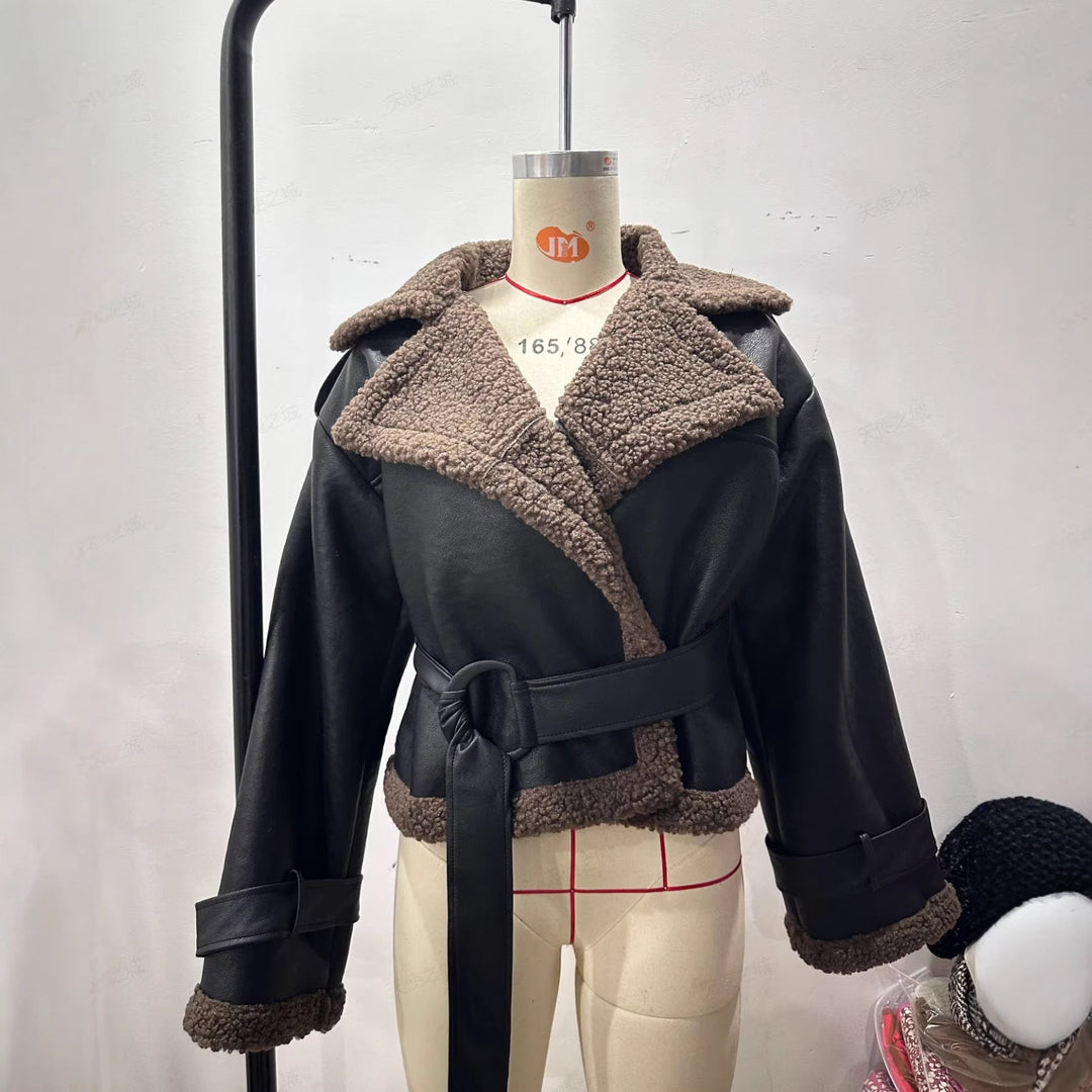 Dam kort skuren aviator jacka gjord läderlook med teddyfoder och midjebälte