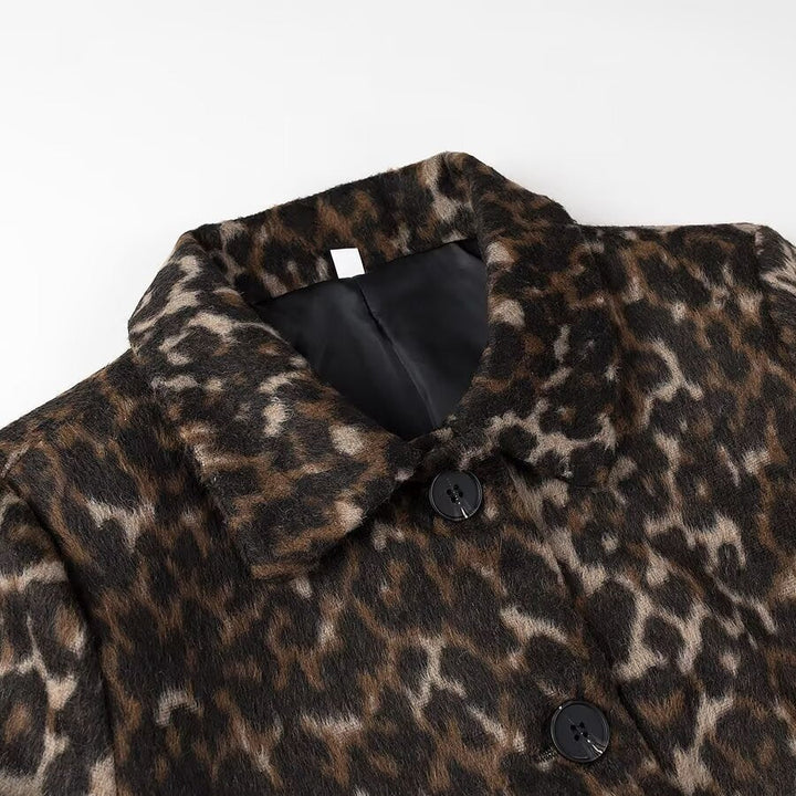 Dam Boxy kort jacka med Leopard tryck, skjortkrage och utanpåfickor