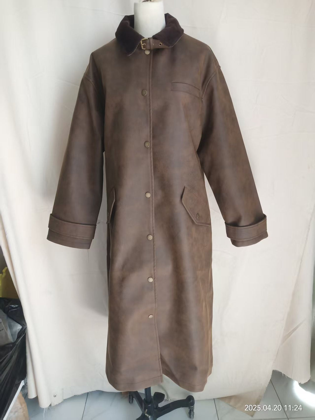 Dam extra lång oversized konstläder kappa med adjustable krage strap, snap button front, flap fickor, och vida ärmar