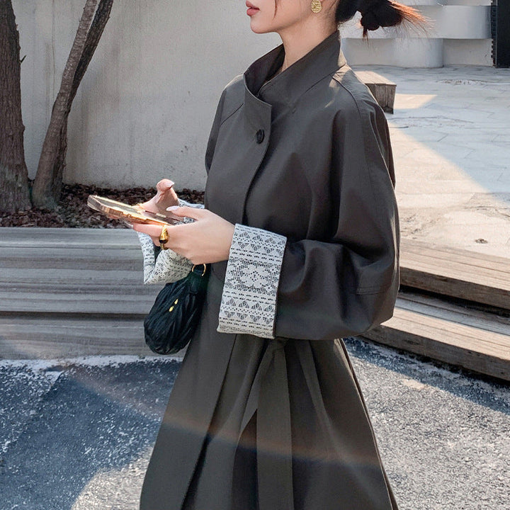 Dam elegant trenchcoat med midjebälte och kontrast ärmar