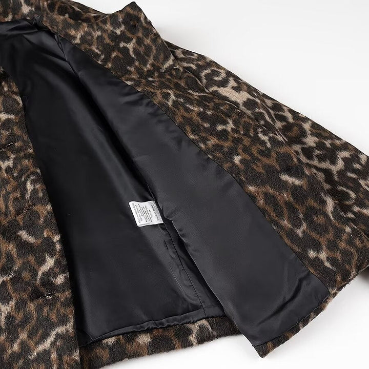 Dam kastige kort jacka med leopardprint, sjalkrage och påsydda fickor