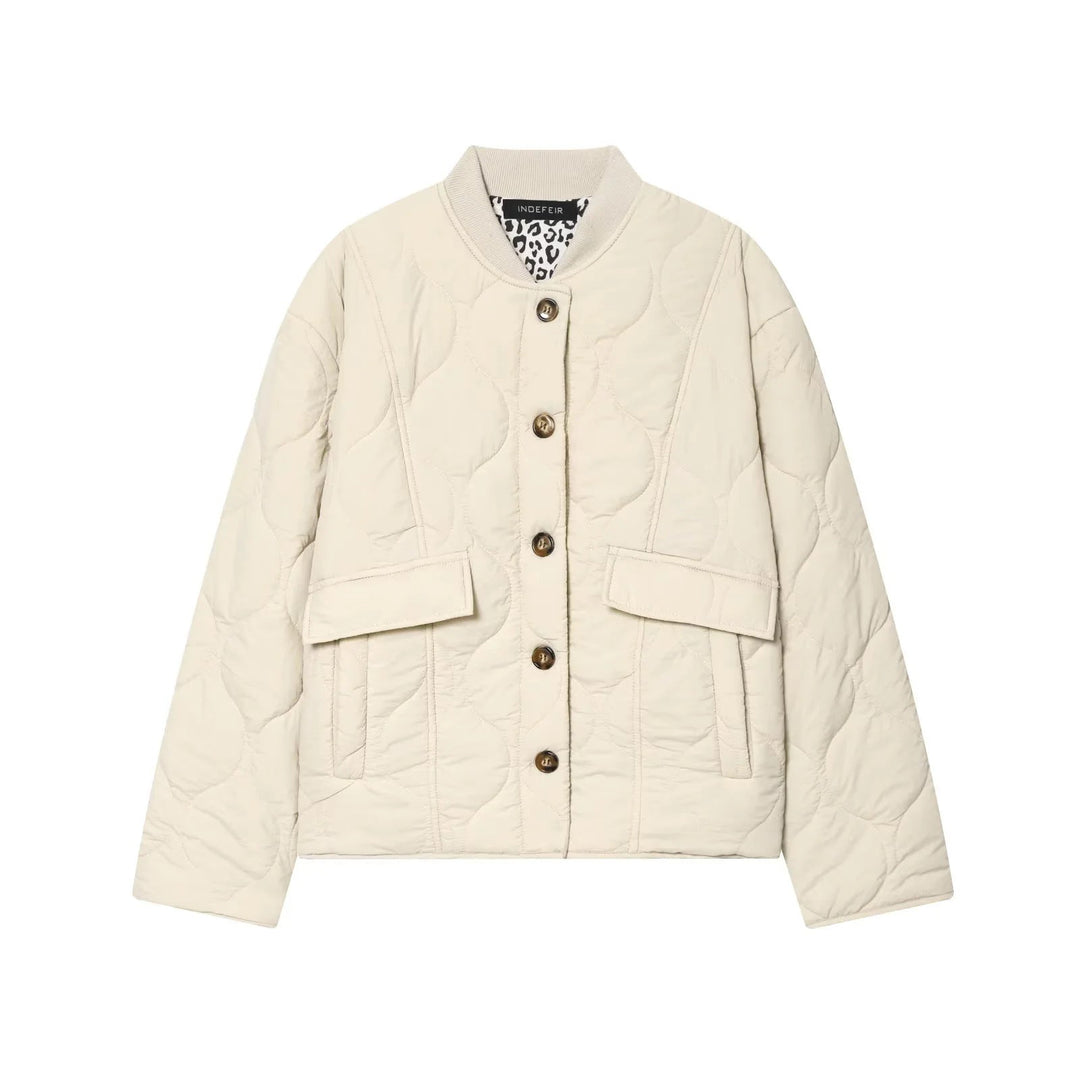 Dam non-vadderad quiltad jacka med boxy silhuett, ribbed ståkrage och patch flap fickor