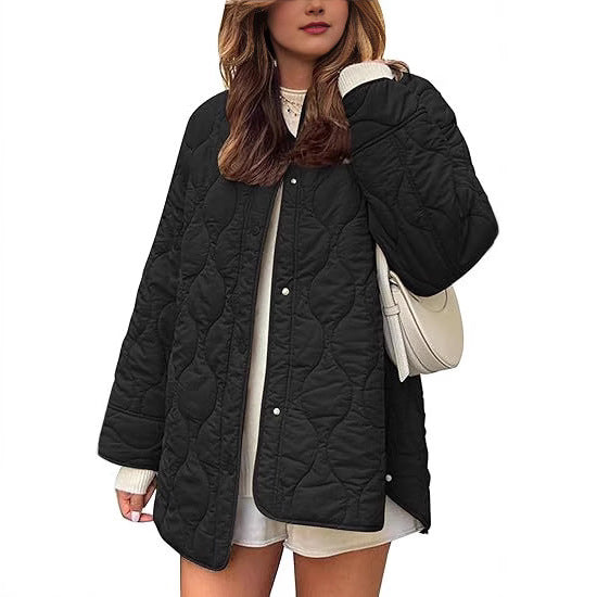 Dam kviltad jacka in oversize design med curved quilting och sido slit